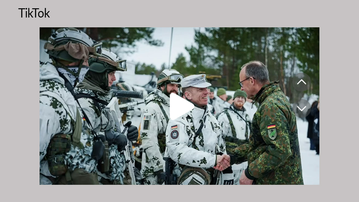 Bundeskanzler Merz mit Soldaten der Bundeswehr