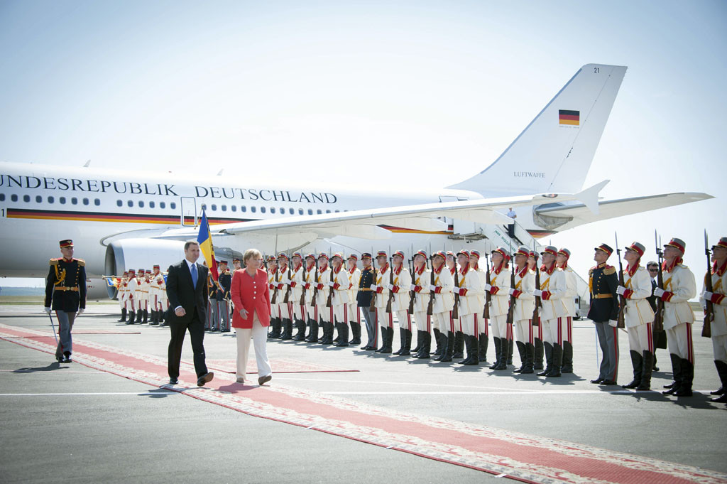 Angela Merkel and Vladimir Filat inspect the guard of honour.