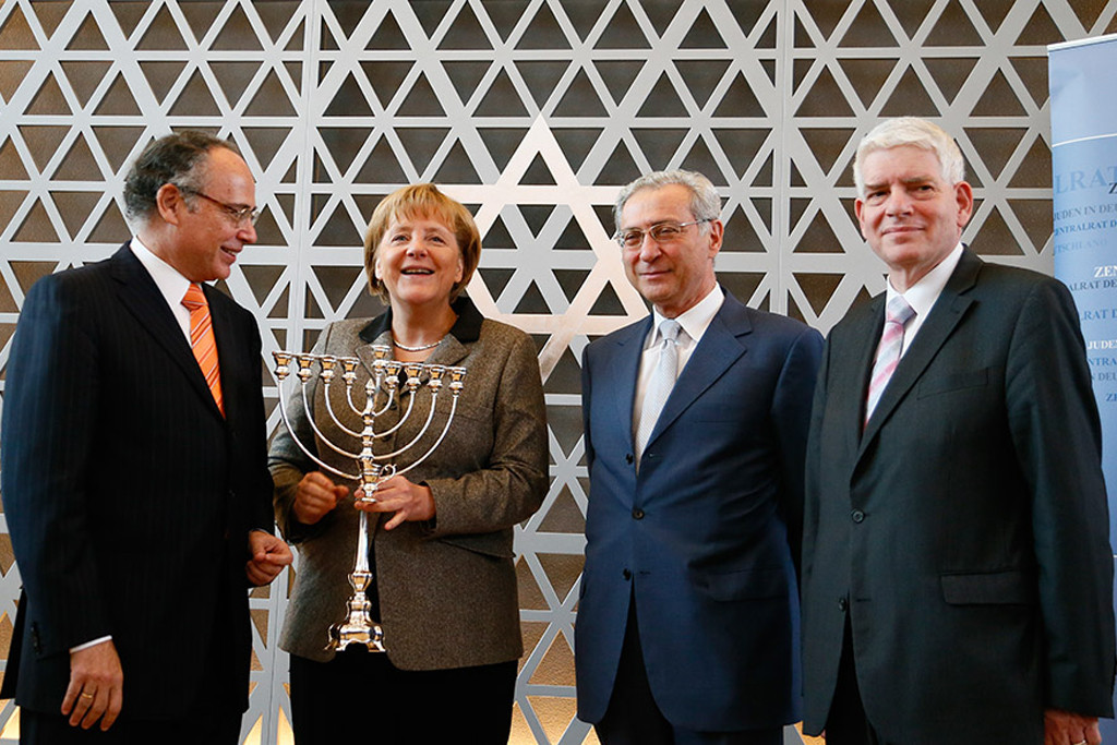 Angela Merkel with the President, Vice-Presidents and the menorah
