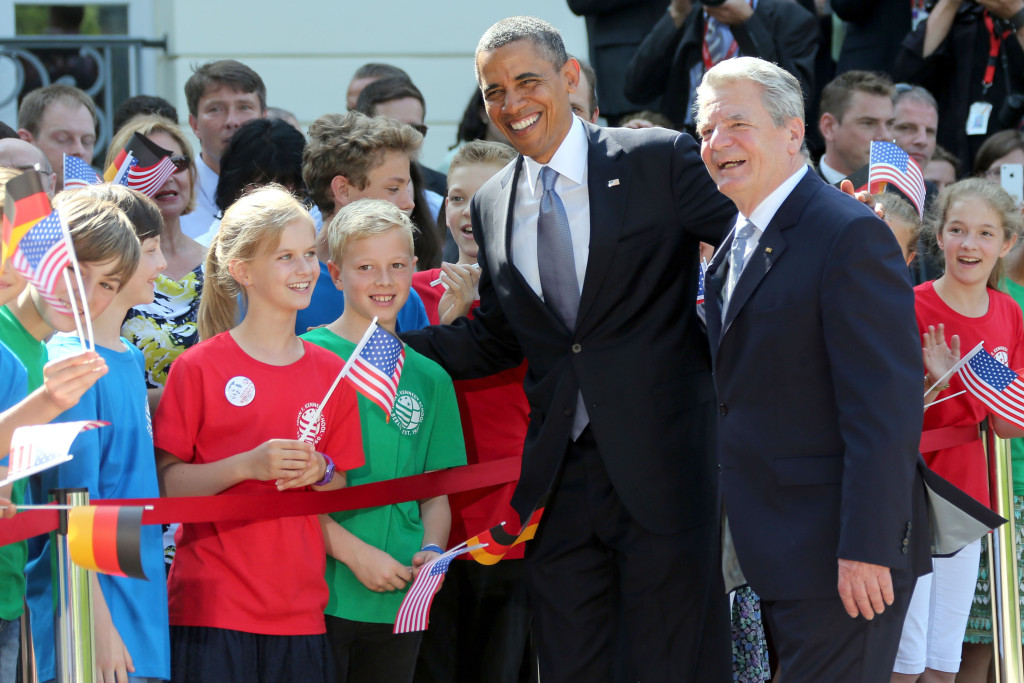 Obama and Gauck with children from the John F. Kennedy School