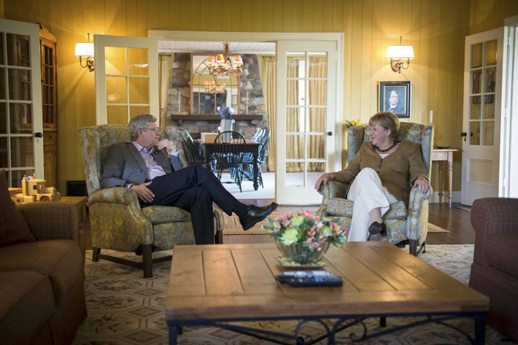 Angela Merkel and Stephen Harper in discussion at the summer residence of the Canadian Prime Minister.