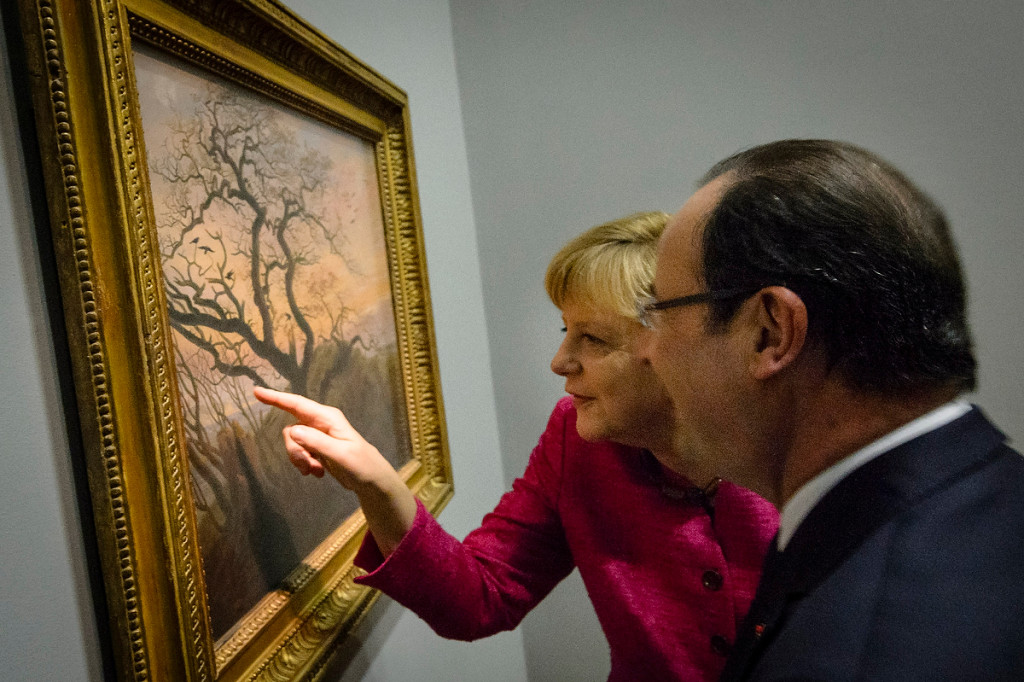 Angela Merkel and François Hollande admire the painting in the Louvre.