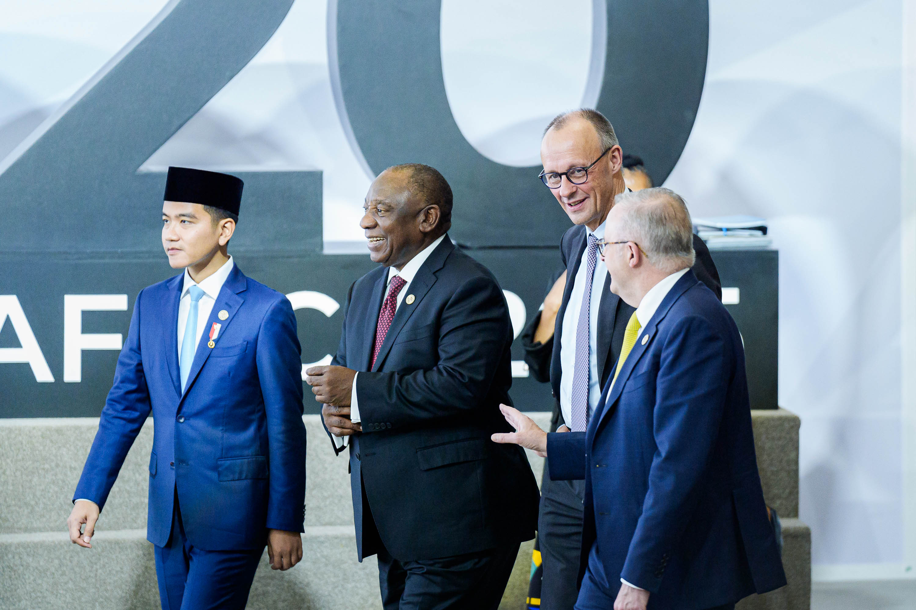 Das Foto zeigt Bundeskanzler Friedrich Merz beim G20-Gipfel mit Cyril Ramaphosa, Südafrikas Präsident.
