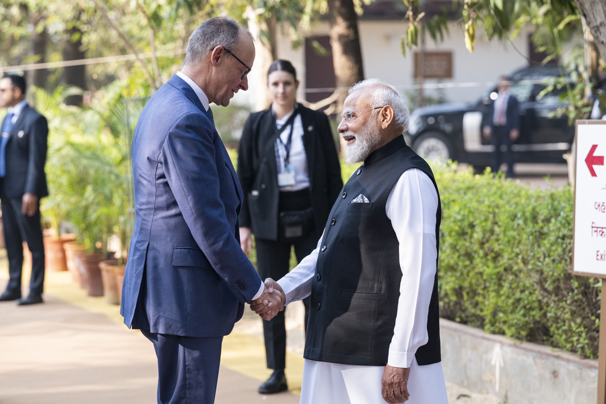 La photo montre le chancelier fédéral Friedrich Merz et le premier ministre indien Narendra Modi en train de se saluer.