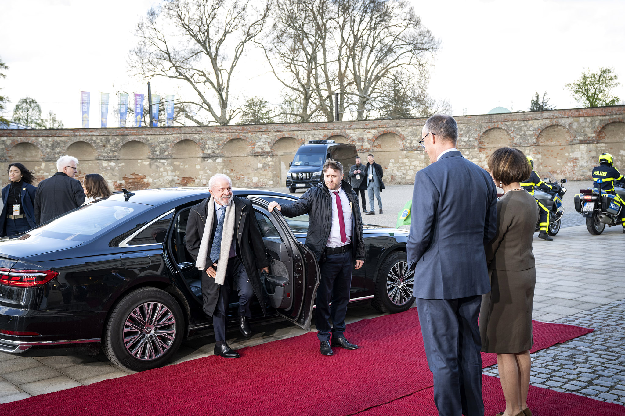 Bundeskanzler Friedrich Merz empfängt am Auto Lula da Silva, Brasiliens Präsident.