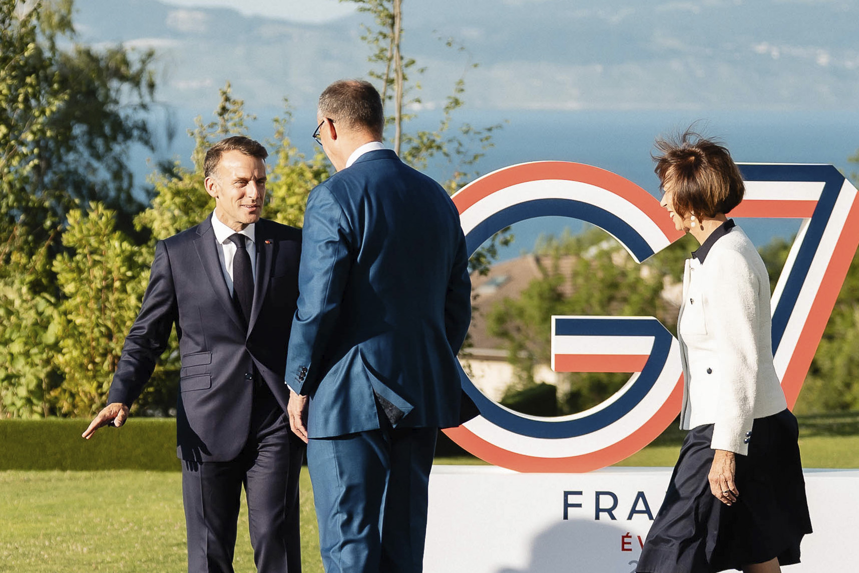 Bundeskanzler Friedrich Merz bei der Begrüßung zum G7-Gipfeltreffen durch Emmanuel Macron, Präsident von Frankreich.