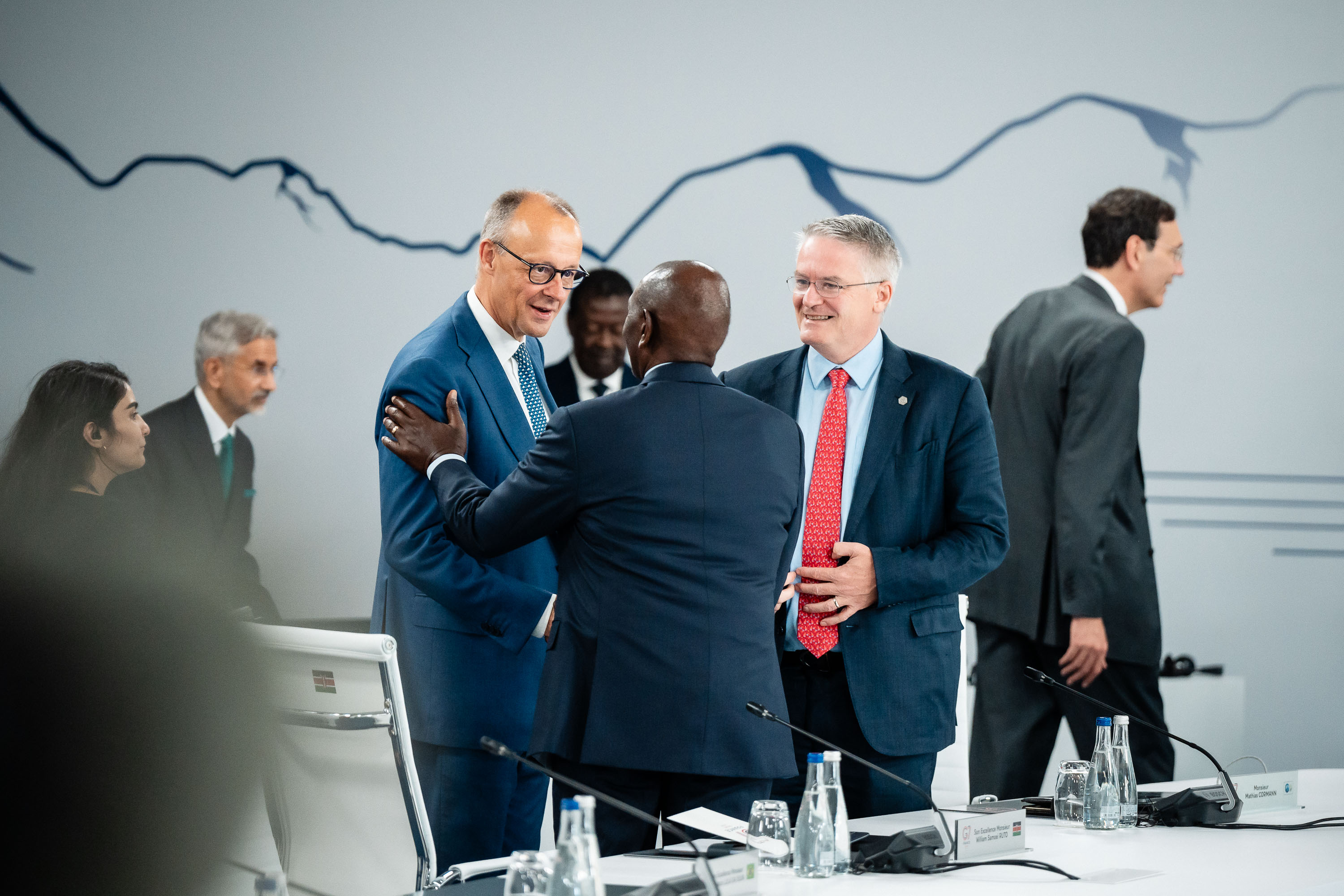 Bundeskanzler Friedrich Merz im Gespräch beim G7-Gipfel.