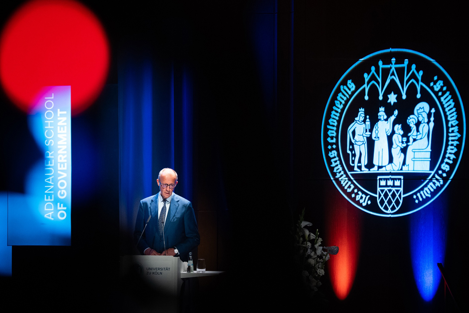 Bundeskanzler Merz während seiner Rede an der neuen Kölner Fakultät