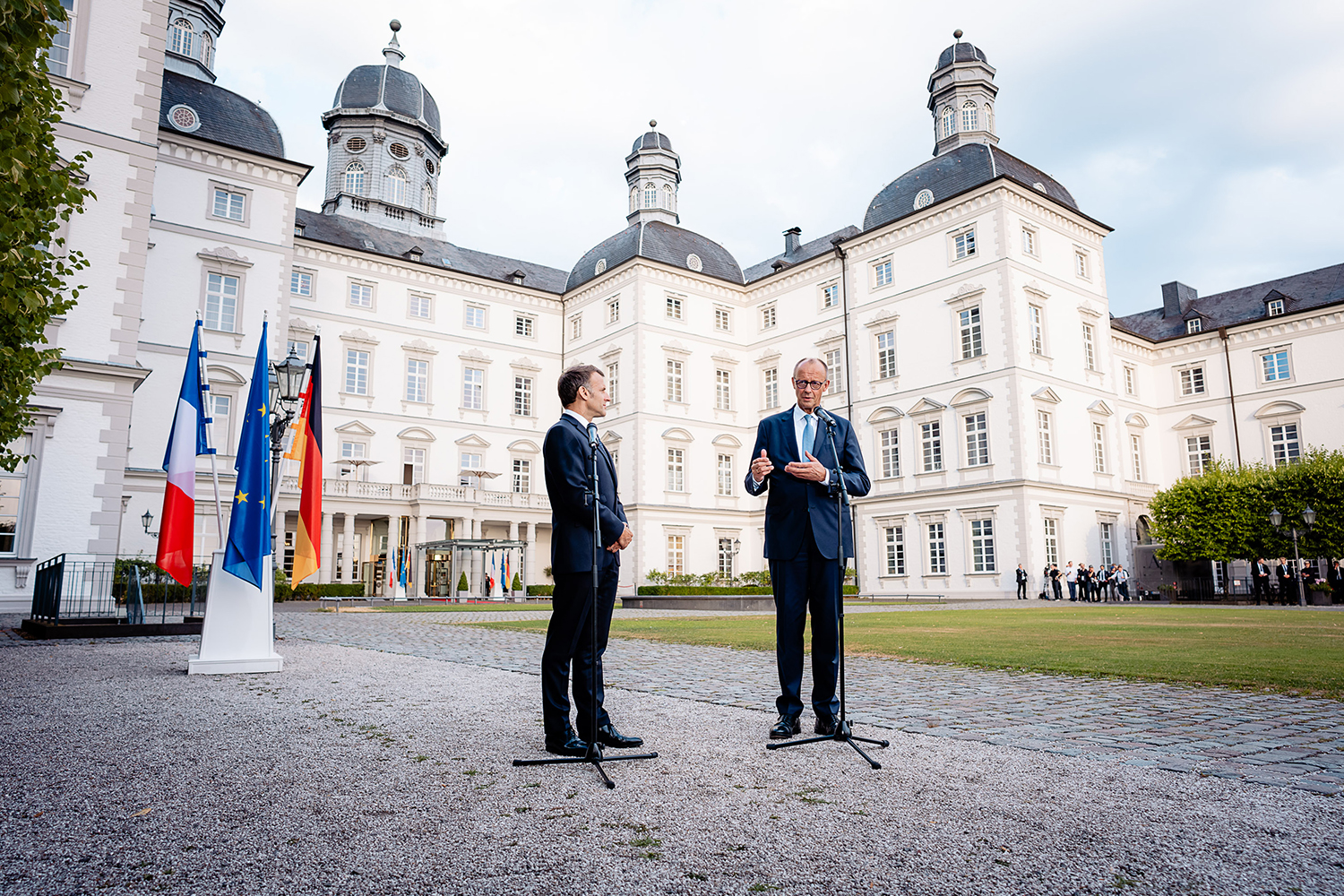 Merz und Macron vor dem Schloss Bensberg