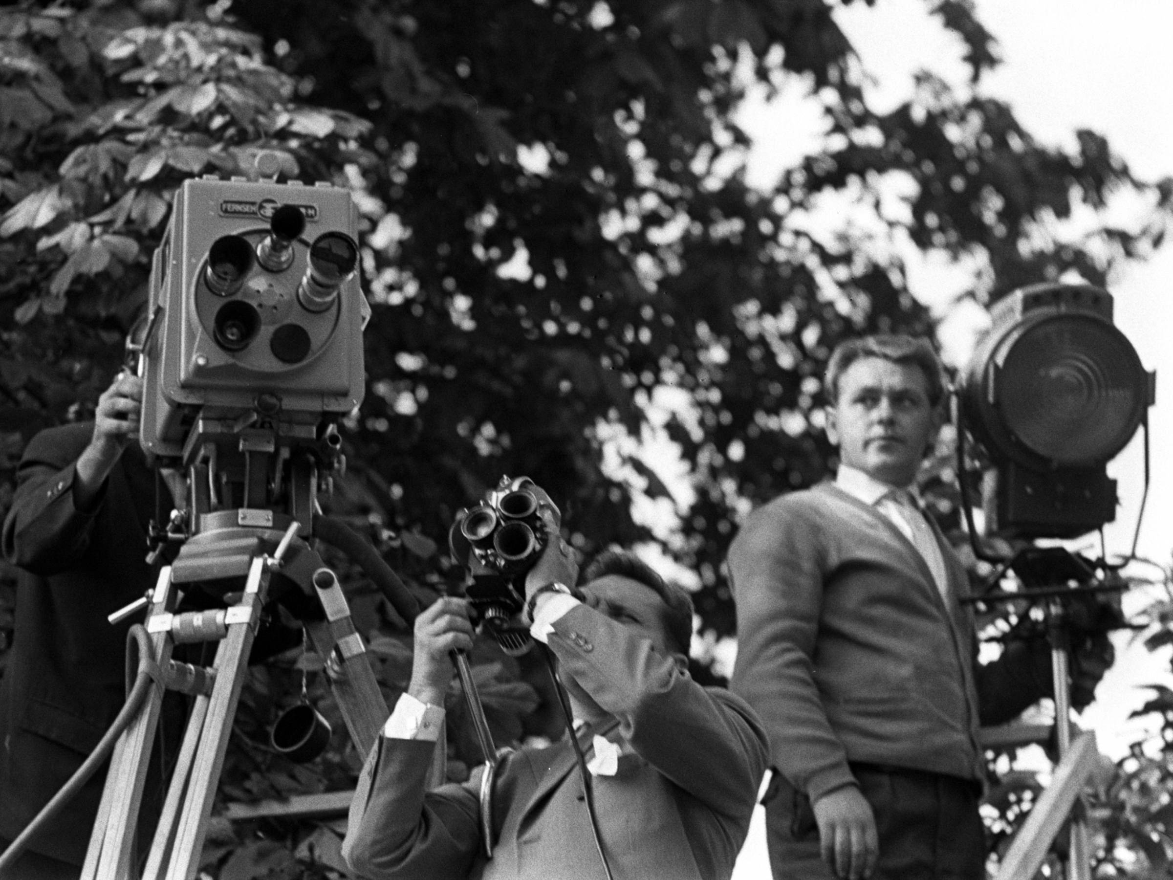 Schwarz-weiß-Fotografie aus dem Jahr 1959 zeigt Kameramänner und Beleuchter bei einem Pressetermin.