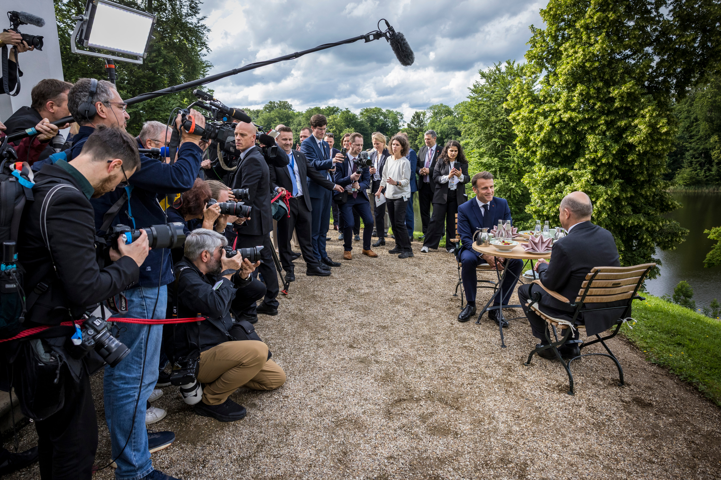 Bundeskanzler Olaf Scholz im Vier-Augen-Gespräch mit Frankreichs Präsident Emmanuel Macron