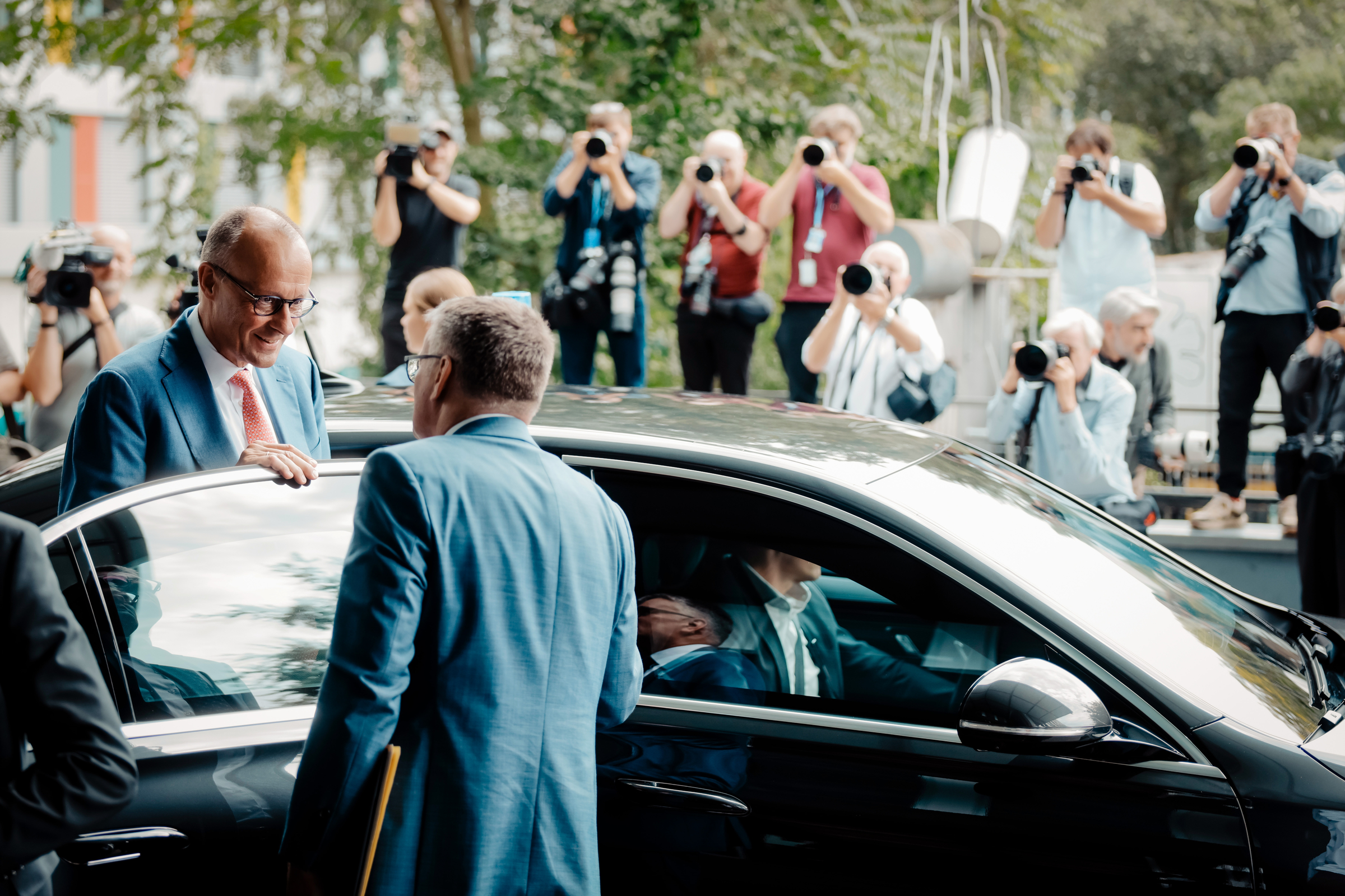 Bundeskanzler Friedrich Merz im Gespräch mit Stefan Kornelius, Sprecher der Bundesregierung.