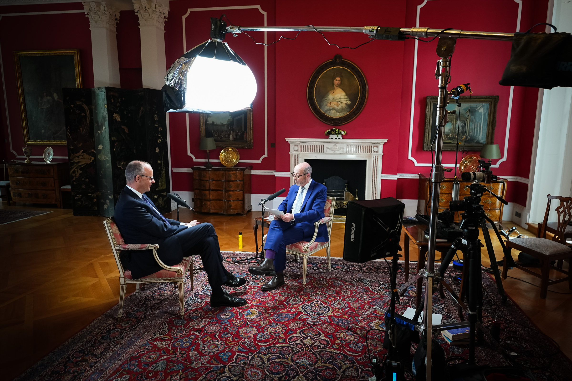 Bundeskanzler Friedrich Merz (l.) mit Redakteur Nick Robinson bei einem Hörfunk-Interview.