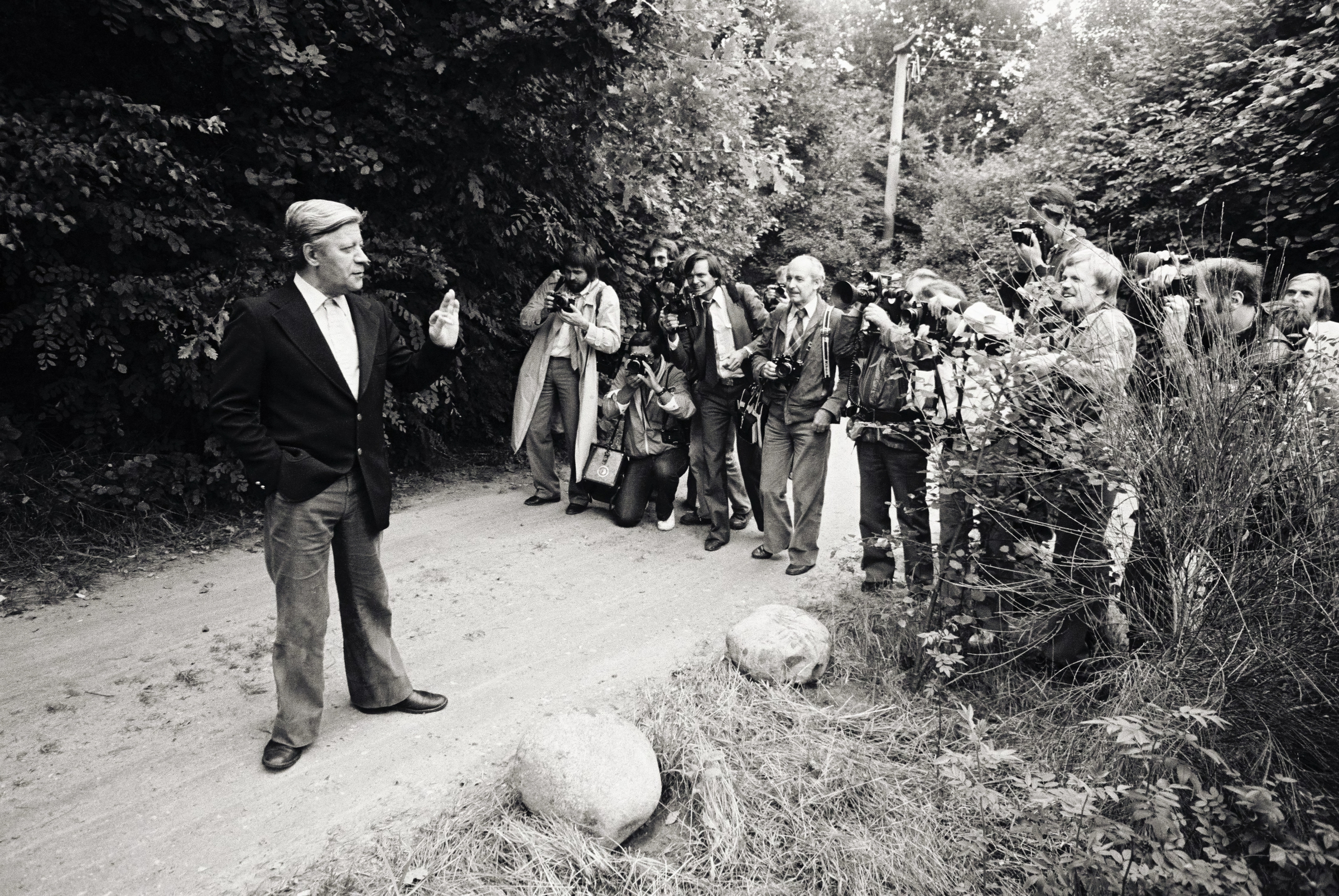 Schwarz-weiß-Fotografie aus dem Jahr 1979 zeigt Helmut Schmidt ist während seines Urlaubs am Brahmsee umstellt von Fotografen.