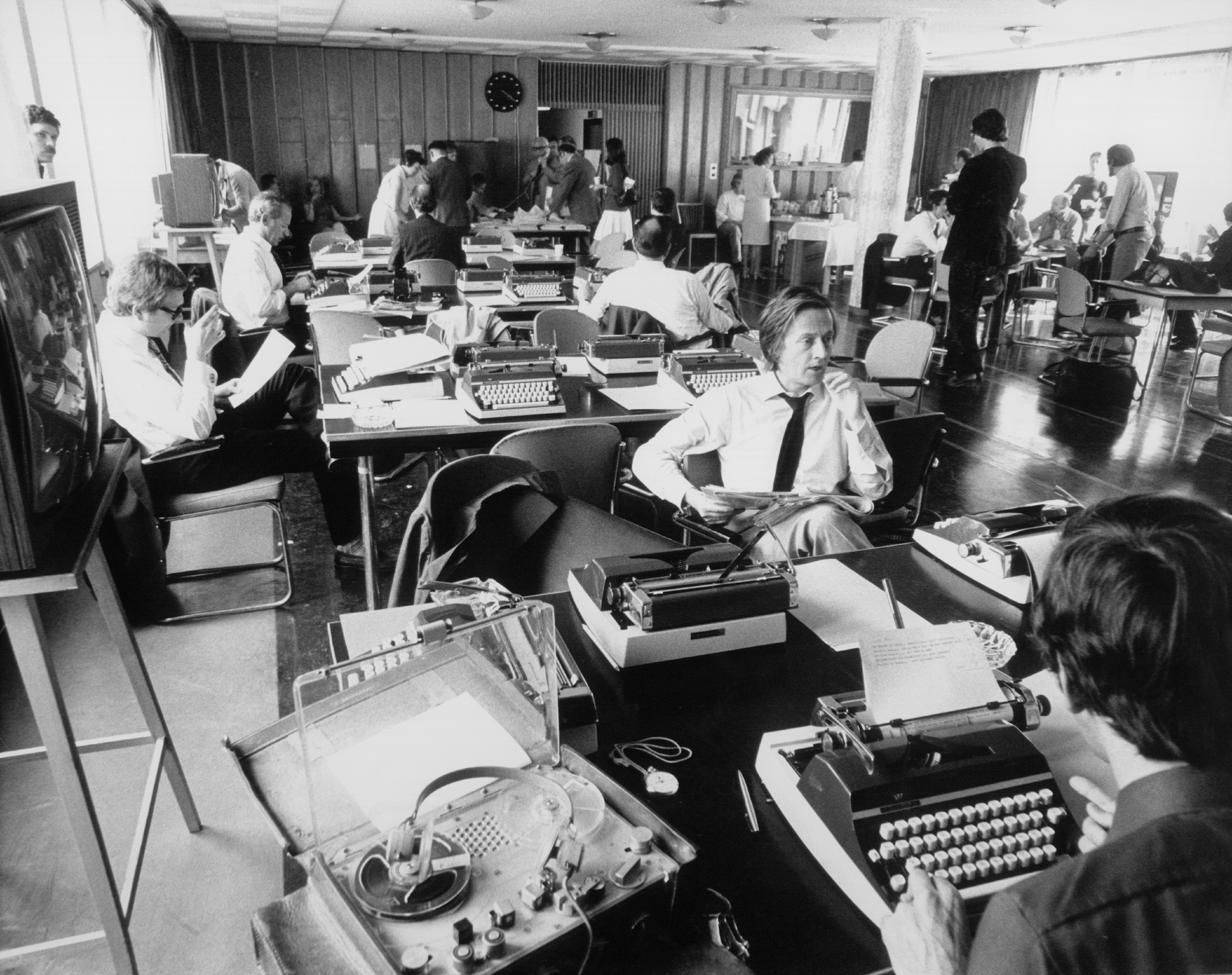 Schwarz-weiß-Fotografie aus dem Jahr 1973 zeigt Journalisten anlässlich eines Staatsbesuchs im Pressezentrum im Bundespresseamt in Bonn.