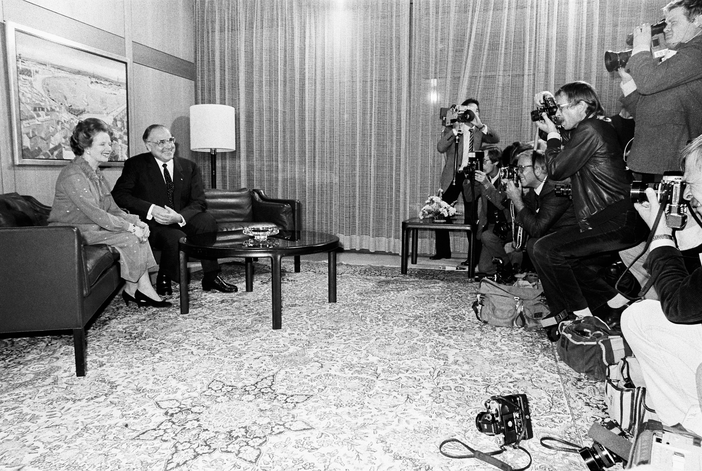 Schwarz-weiß-Fotografie aus dem Jahr 1982 zeigt Helmut Kohl und Margaret Thatcher im Bundeskanzleramt in Bonn.