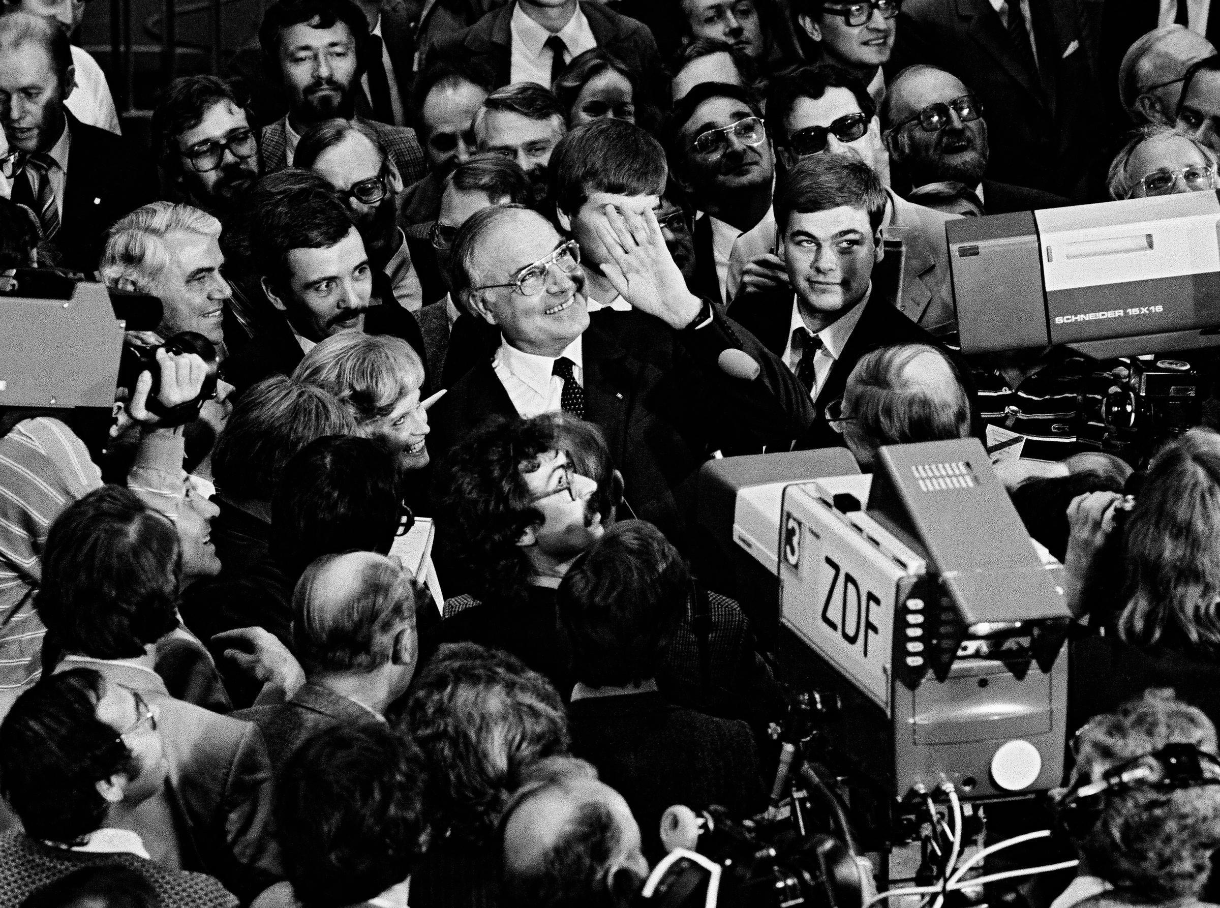 Schwarz-weiß-Fotografie aus dem Jahr 1982 zeigt Helmut Kohl nach seiner Wahl zum Bundeskanzler.