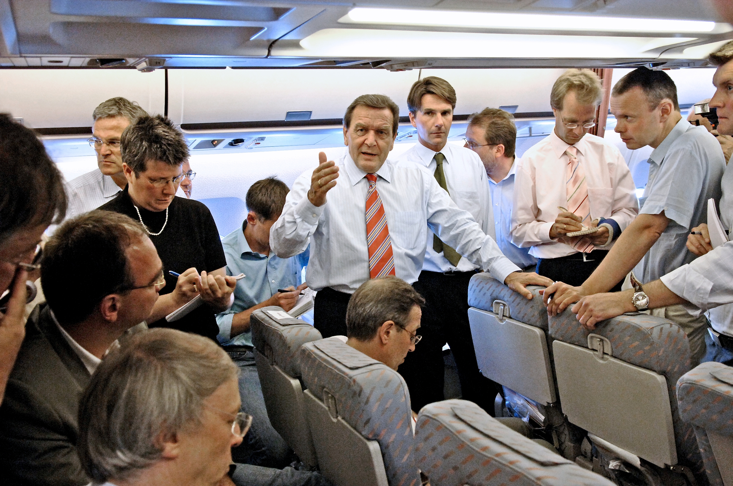 Bundeskanzler Gerhard Schröder im Gespräch mit Journalisten auf einem Flug.