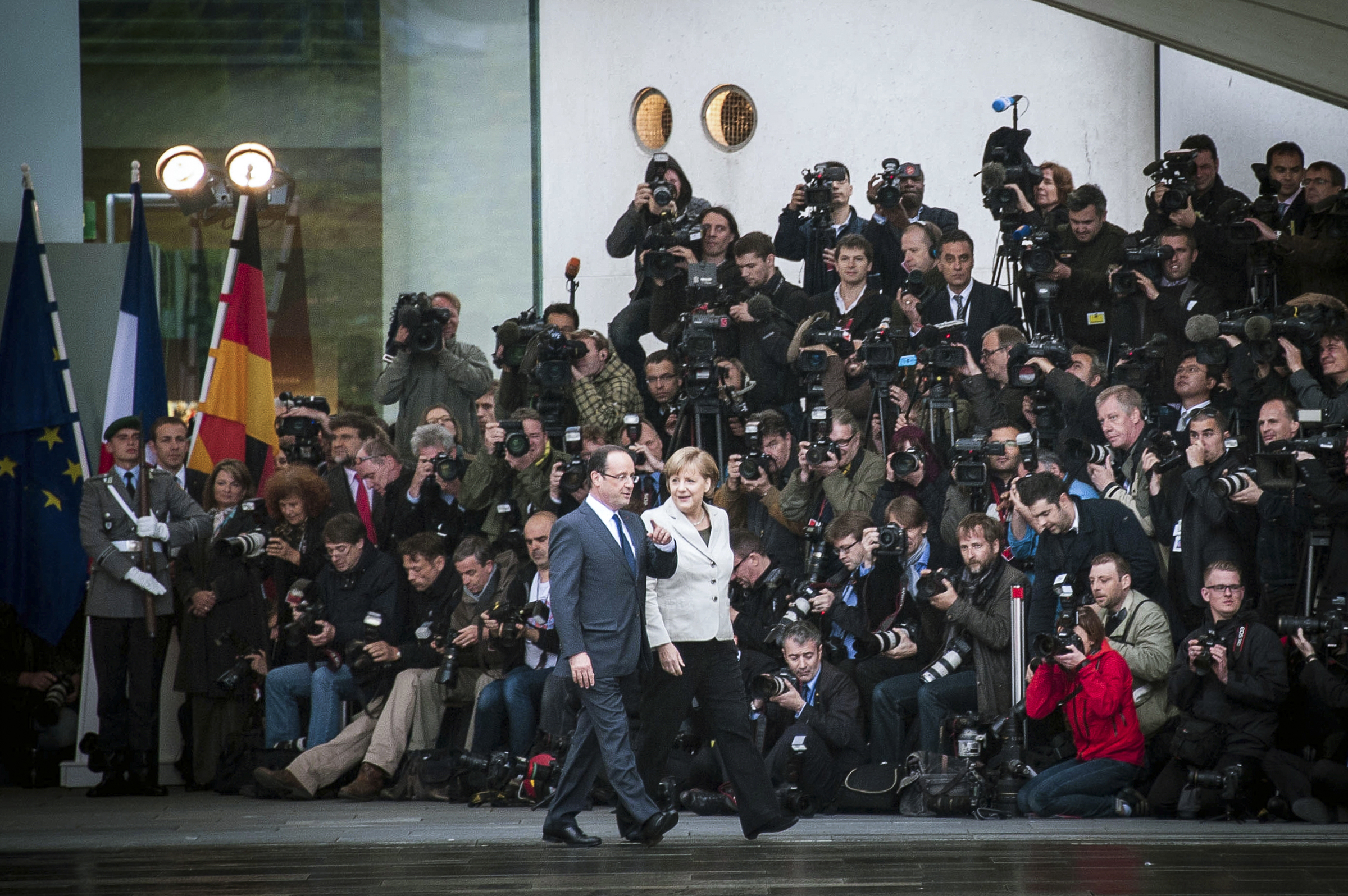 Bundeskanzlerin Angela Merkel und Frankreichs Präsident Francois Hollande bei einem Empfang im Bundeskanzleramt.