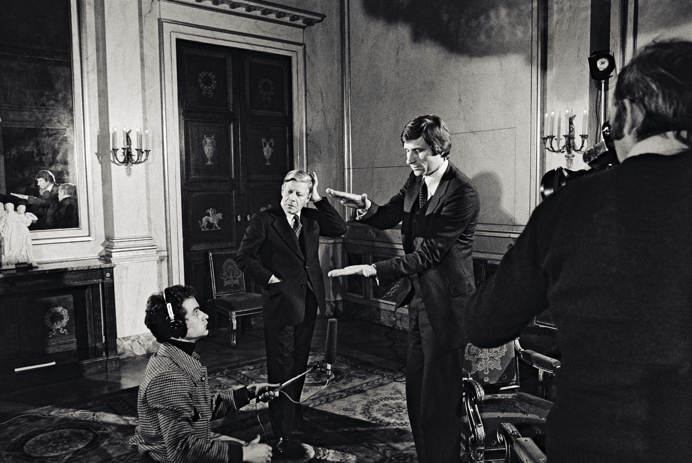 Schwarz-weiß-Fotografie aus dem Jahr 1978 zeigt Bundeskanzler Helmut Schmidt und Journalisten Ulrich Wickert vor einem Interview.