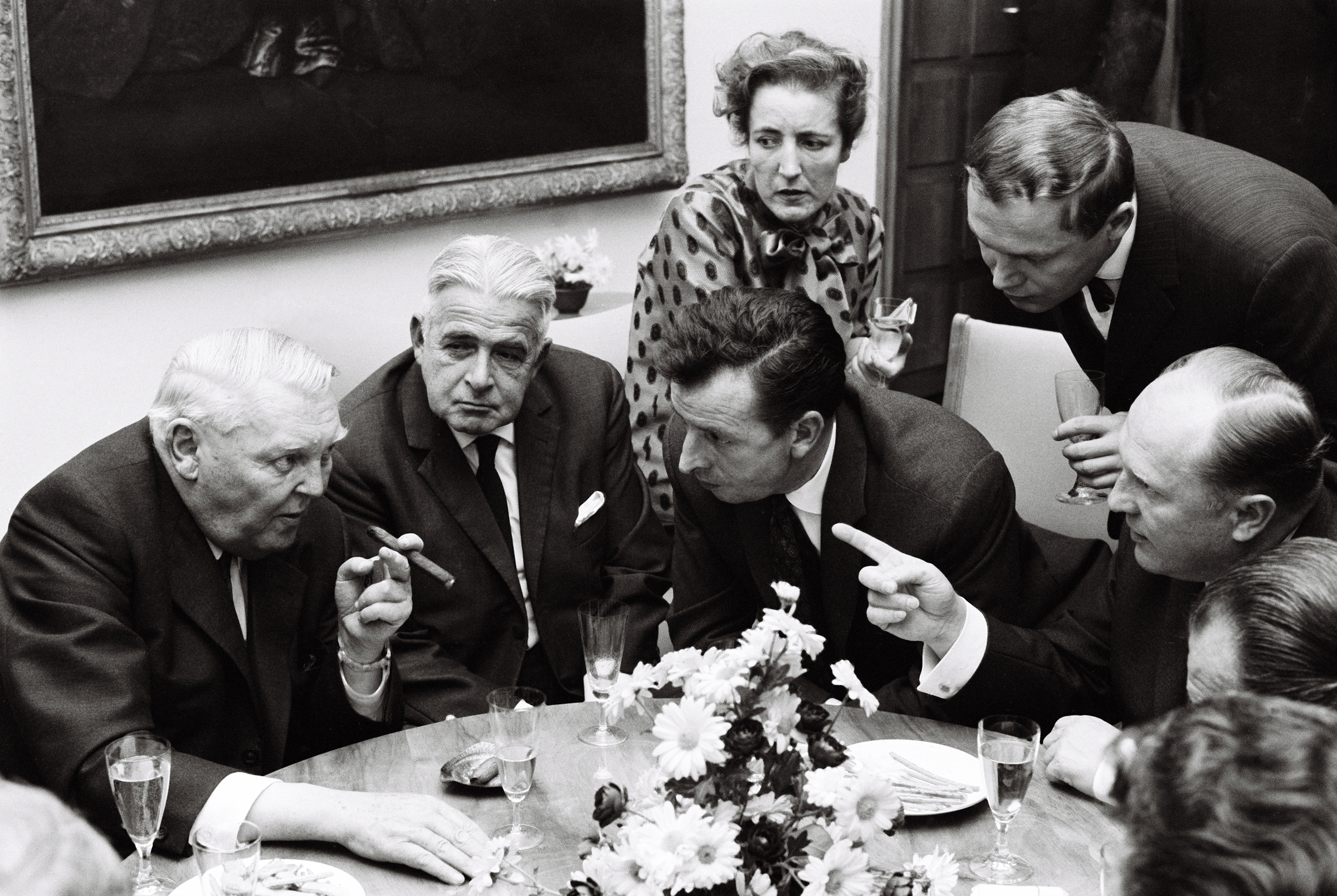 Schwarz-weiß-Fotografie aus dem Jahr 1963 zeigt Bundeskanzler Ludwig Erhard im Gespräch mit Mitgliedern des Presseclubs.