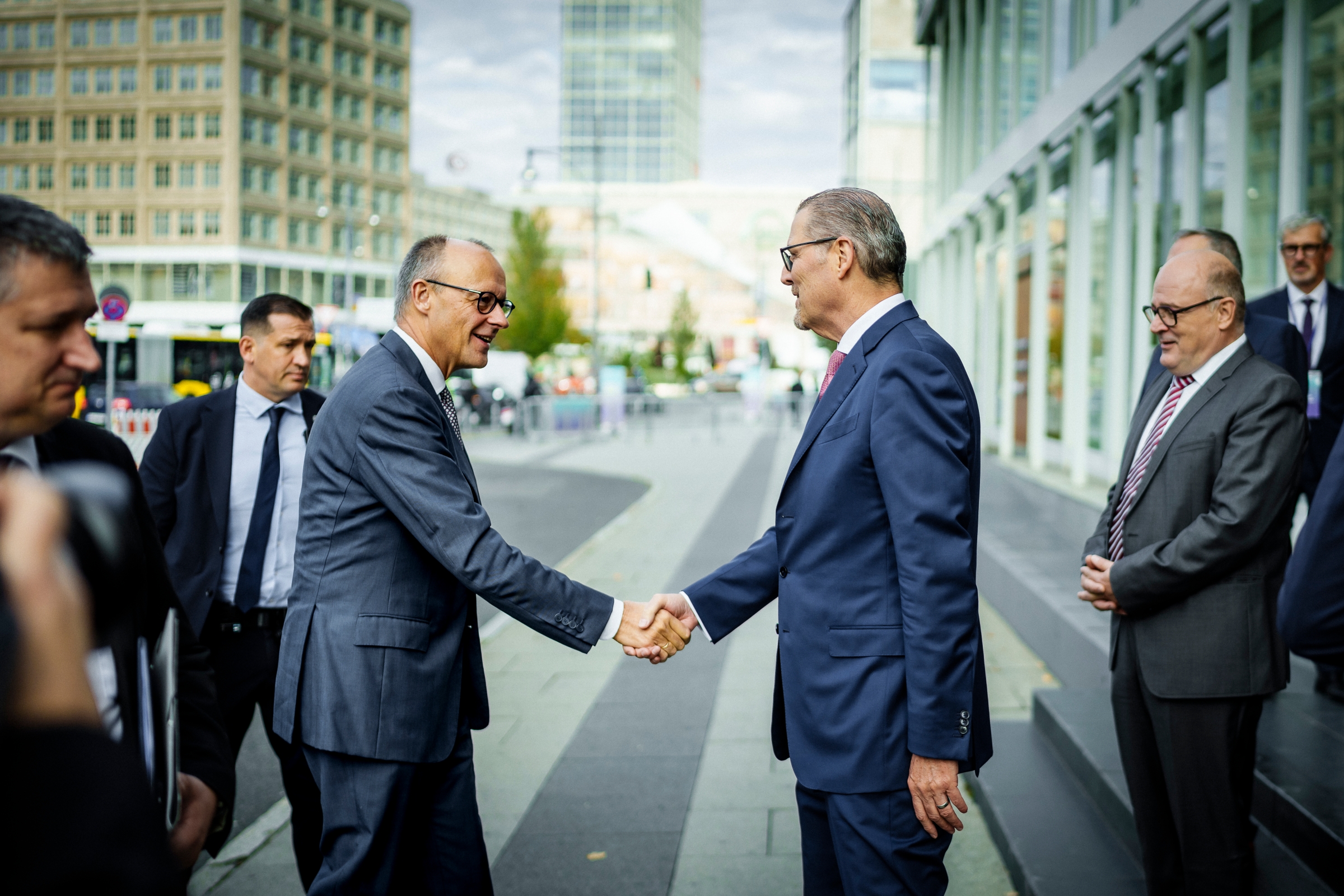  Bundeskanzler Friedrich Merz wird von Verbandspräsident Rainer Dulger zum BDA-Arbeitgebertag begrüßt.