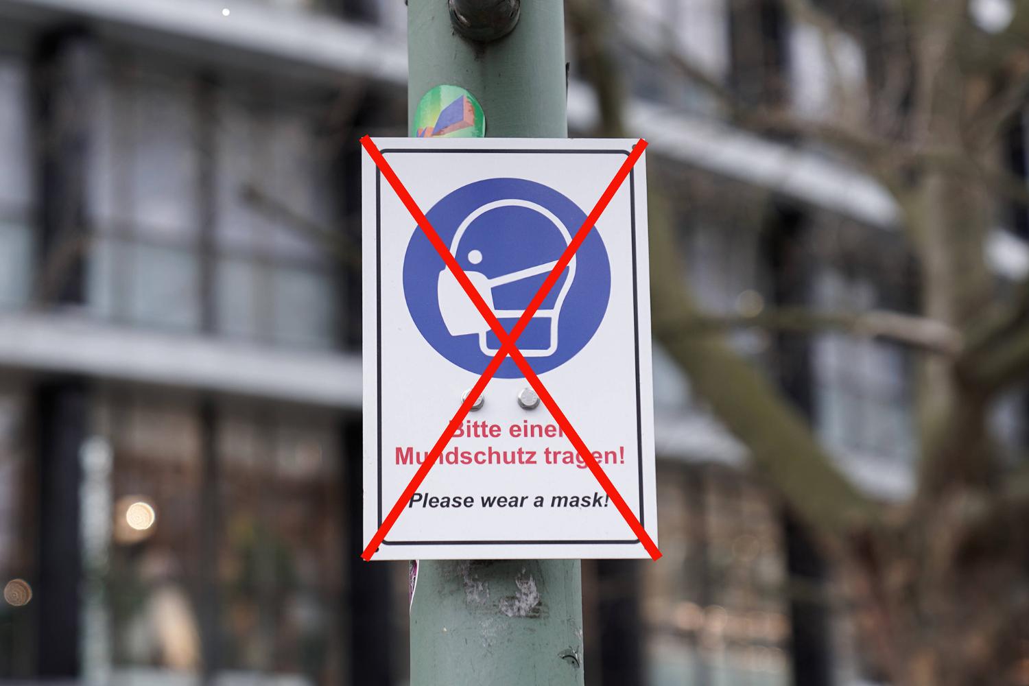 Durchgestrichenes Hinweis-Schild, dass ein Mund-Schutz getragen werden muss
