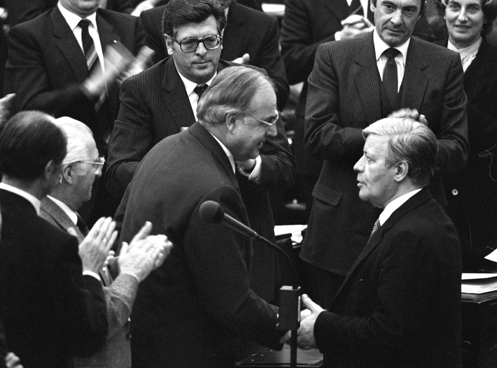 Helmut Schmidt (rechts) gratuliert Helmut Kohl zu seiner Wahl als Bundeskanzler.