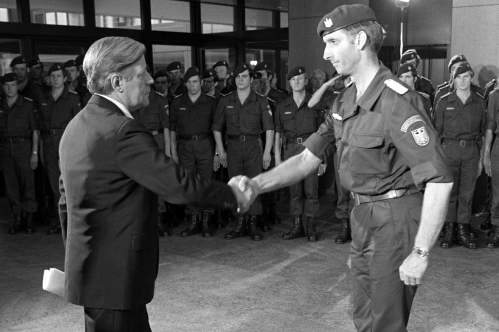 Bundeskanzler Helmut Schmidt (l.) begrüßt den Kommandeur der GSG 9, Ulrich Wegener. Unter Wegeners Kommando befreite die Bundesgrenzschutzgruppe GSG 9 in Mogadischu (Somalia) Passagiere und Besatzung des Lufthansa-Flugzeugs 'Landshut'. Palästinensische …