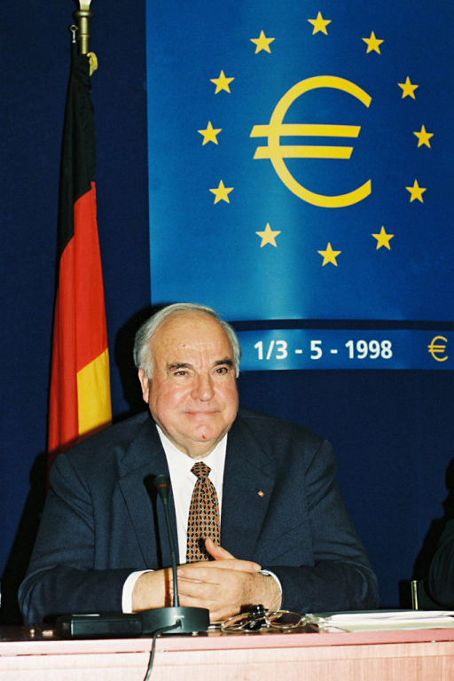 Bundeskanzler Helmut Kohl bei einer abschliessenden Pressekonferenz, Europäischer Rat in Brüssel 1998