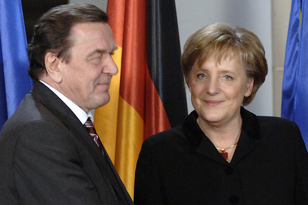Bundeskanzlerin Angela Merkel und Altbundeskanzler Gerhard Schröder während der Amtsübernahme im Bundeskanzleramt.
