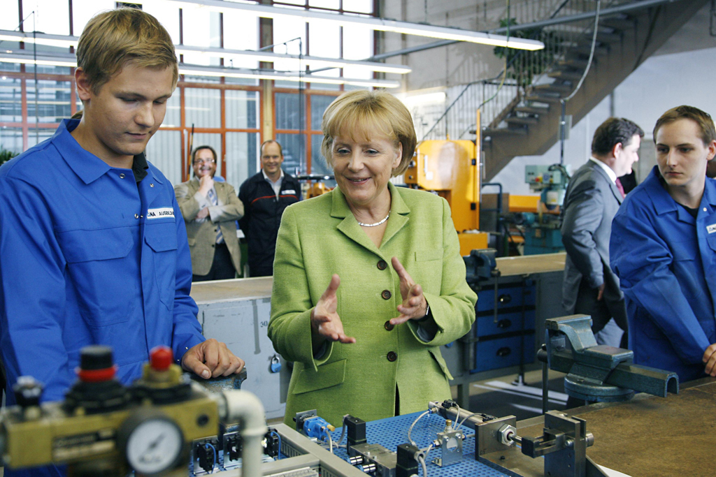 Bundeskanzlerin Merkel spricht mit Auszubildendem der Afinnerie