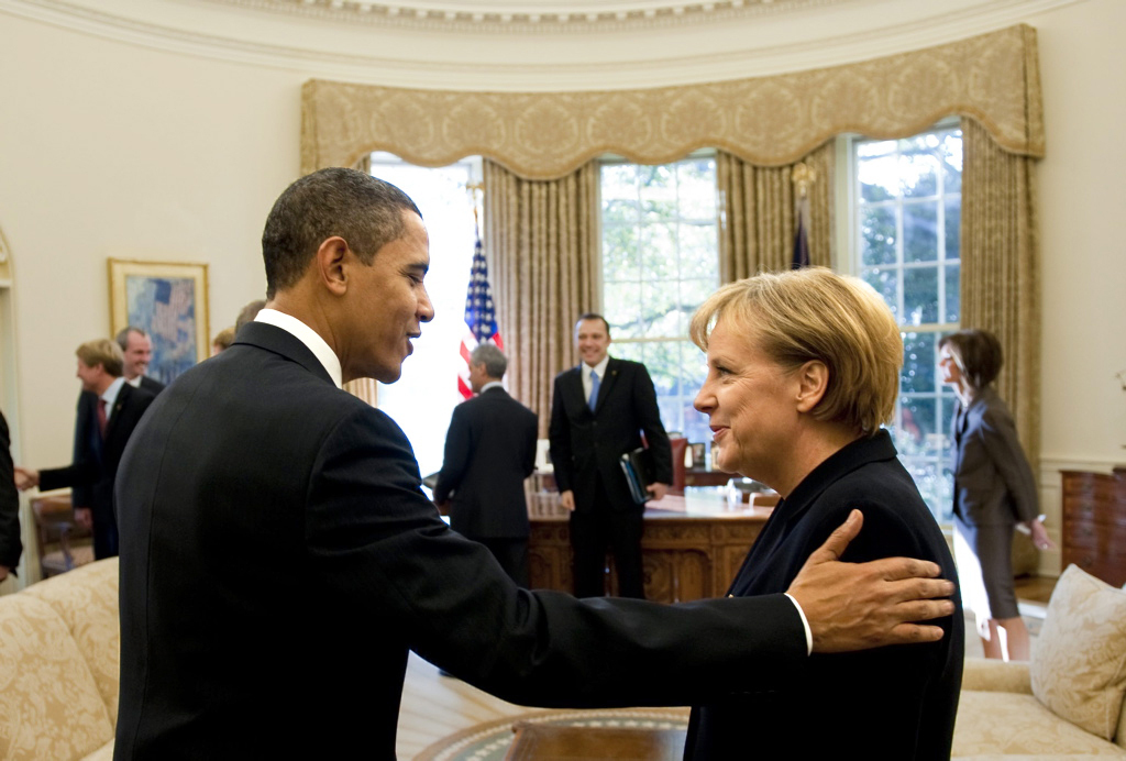 Präsident Obama lächelt Angela Merkel an. Er fasst ihr auf die Schulter.