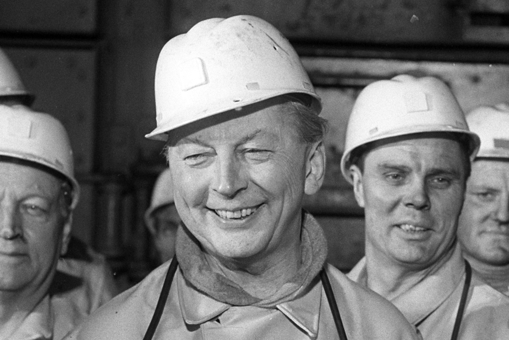 Bundeskanzler Kurt Georg Kiesinger (2.v.l.) macht mit dem Vorsitzenden der IG Bergbau und Energie, Walter Arendt (r.) bei einer Reise durch das Ruhrgebiet eine Grubenfahrt in der Zeche Rossenray.