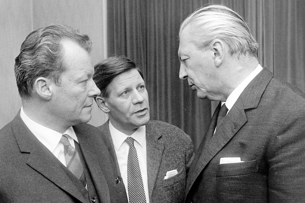 (L-r): Willy Brandt (SPD), Helmut Schmidt (SPD) und CDU/CSU-Kanzlerkandidat Kurt Georg Kiesinger unterhalten sich nach der Sitzung am 30.11.1966. Übereinstimmung in den Personen- und den Sachfragen einer von einer großen Koalition getragenen …