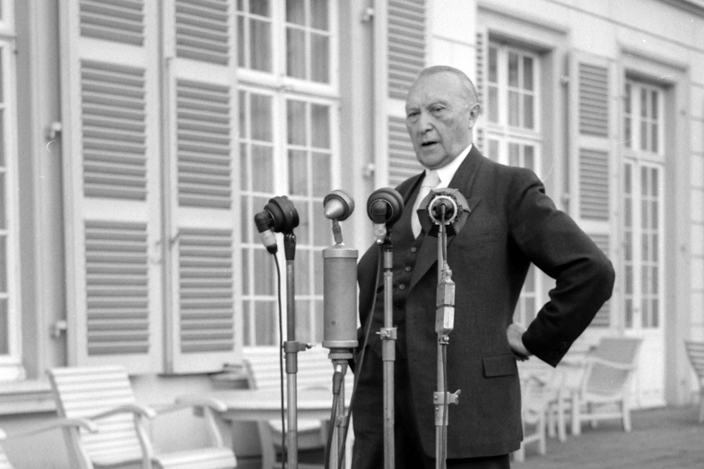 Bundeskanzler Konrad Adenauer während eines Pressestatements auf der Terrasse der Villa Hammerschmidt.