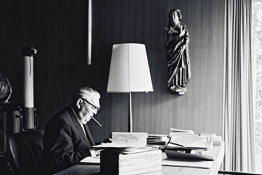 Bundeskanzler Ludwig Erhard am Schreibtisch in seinem Haus am Tegernsee.