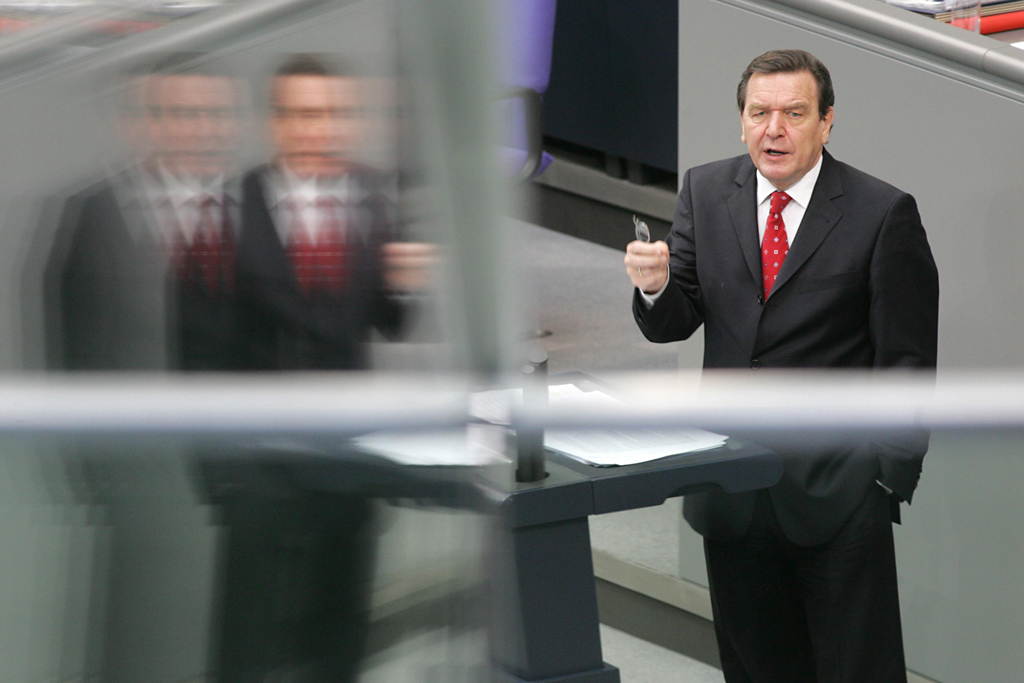 Gerhard Schröder hält eine Rede im Deutschen Bundestag