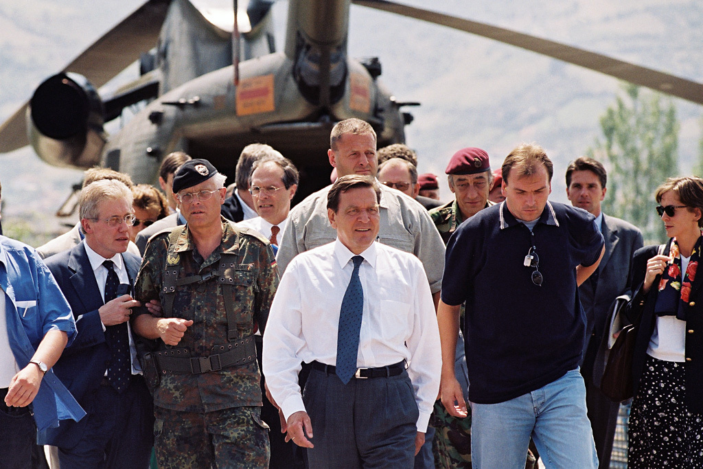 Bundeskanzler Gerhard Schröder (M.) bei der Ankunft in Prizren mit einem KFOR-Hubschrauber. Schröder besucht als erster westlicher Regierungschef den Kosovo nach Beendigung des Krieges, um sich über die Arbeit der KFOR-Truppen vor Ort zu informieren.