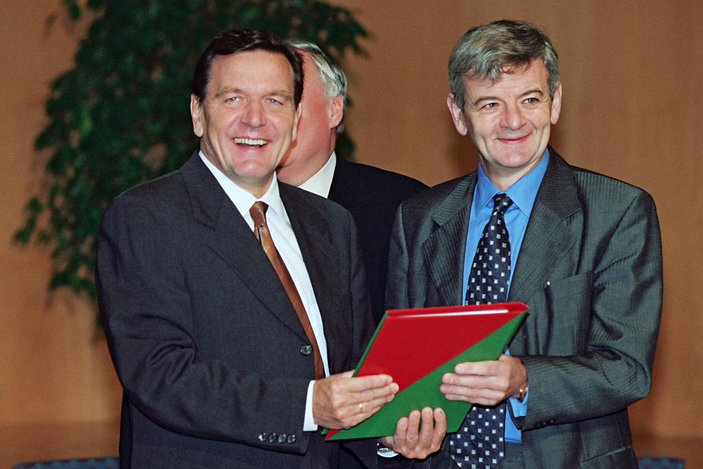 Der designierte Bundeskanzler Gerhard Schröder (l.) und der künftige Bundesminister des Auswärtigen und Vizekanzler, Joschka Fischer, präsentieren in der Landesvertretung von Nordrhein-Westfalen den rot-grünen Koalitionsvertrag (hinter ihnen verdeckt: …
