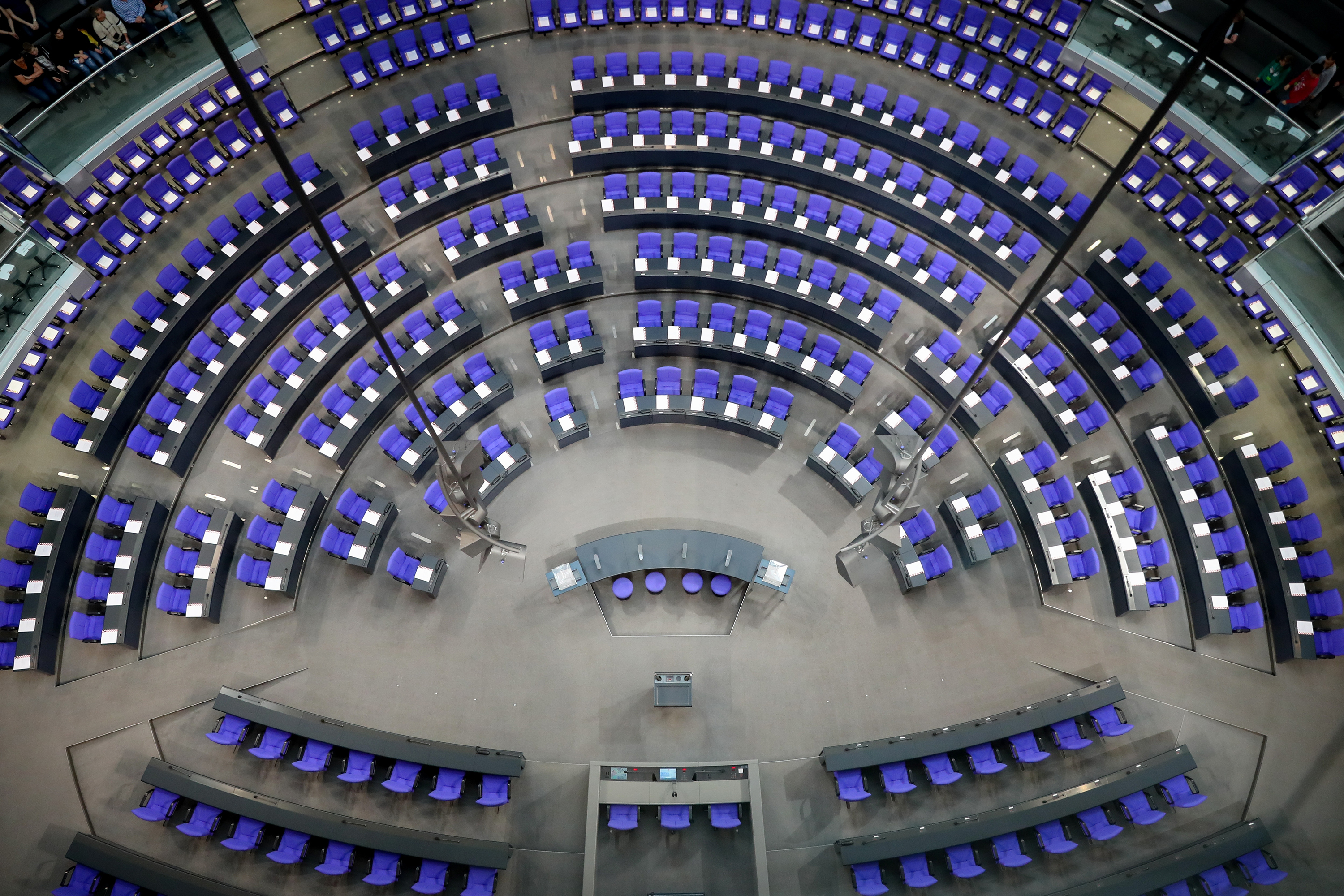 Blick von oben auf den Plenarsaal des Bundestages