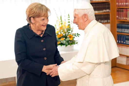 Bundeskanzlerin Angela Merkel im Gespräch mit Papst Benedikt XVI. in der Bibliothek der Repräsentanz der Deutschen Bischofskonferenz 2011 in Berlin.