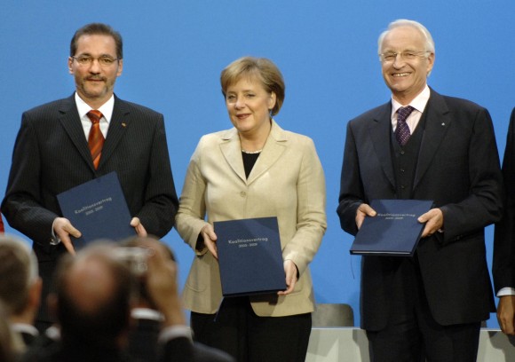 Angela Merkel mit Matthias Platzeck und Edmund Stoiber nach der Unterzeichnung des Koalitionsvertrages