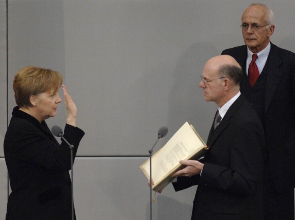 Angela Merkel 2005 bei ihrer Vereidigung als Bundeskanzlerin