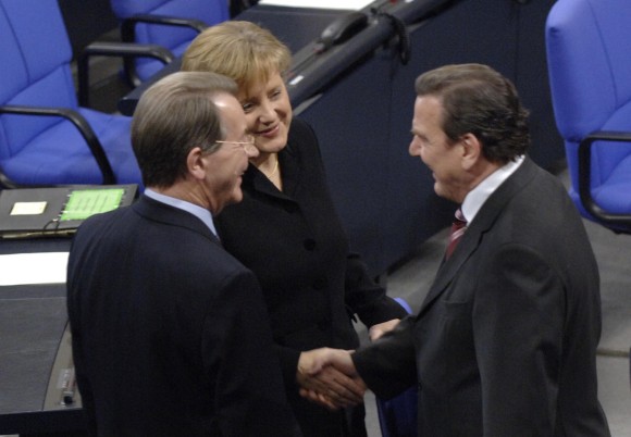 Angela Merkel im Gespräch mit Gerhard Schröder und Franz Müntefering