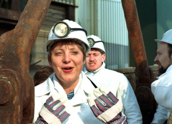Angela Merkel 1995 in Bergmannskleidung beim Besuch der Atomanlagen Gorleben