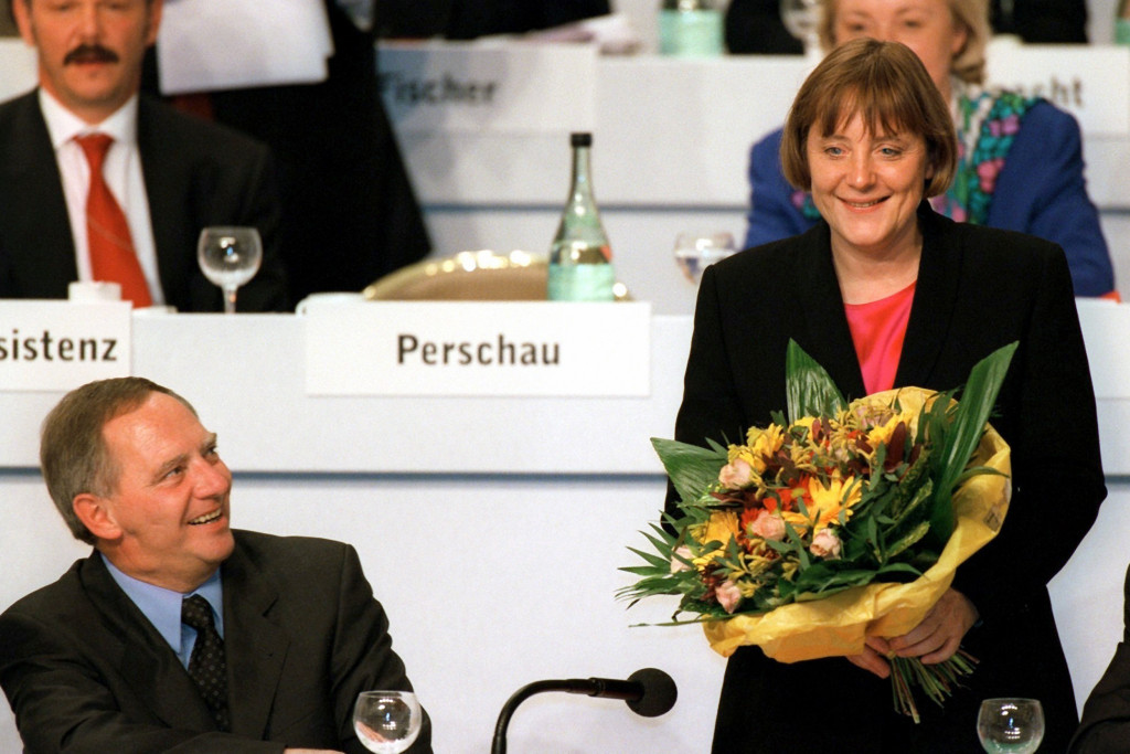 Bundesparteitag der CDU und Wahl des neuen Parteivorstandes: Die neu gewählte Generalsekretärin Angela Merkel nimmt den Applaus der Delegierten entgegen; li. derneue Parteivorsitzende Wolfgang Schäuble- Bonn,- 07.11.1998