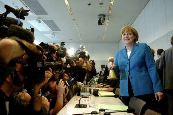 CDU-Vorsitzende Angela Merkel 2005 vor der CDU/CSU-Fraktionssitzung