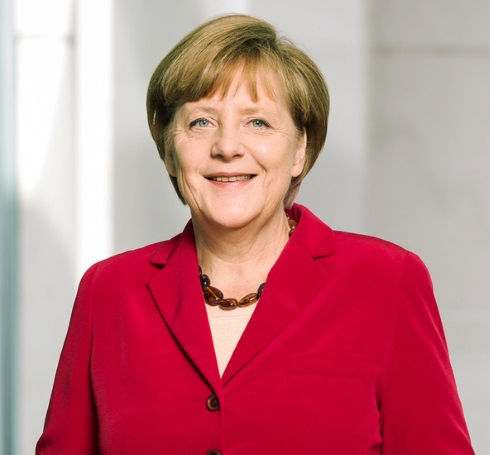 Angela Merkel vor dem Bundeskanzleramt