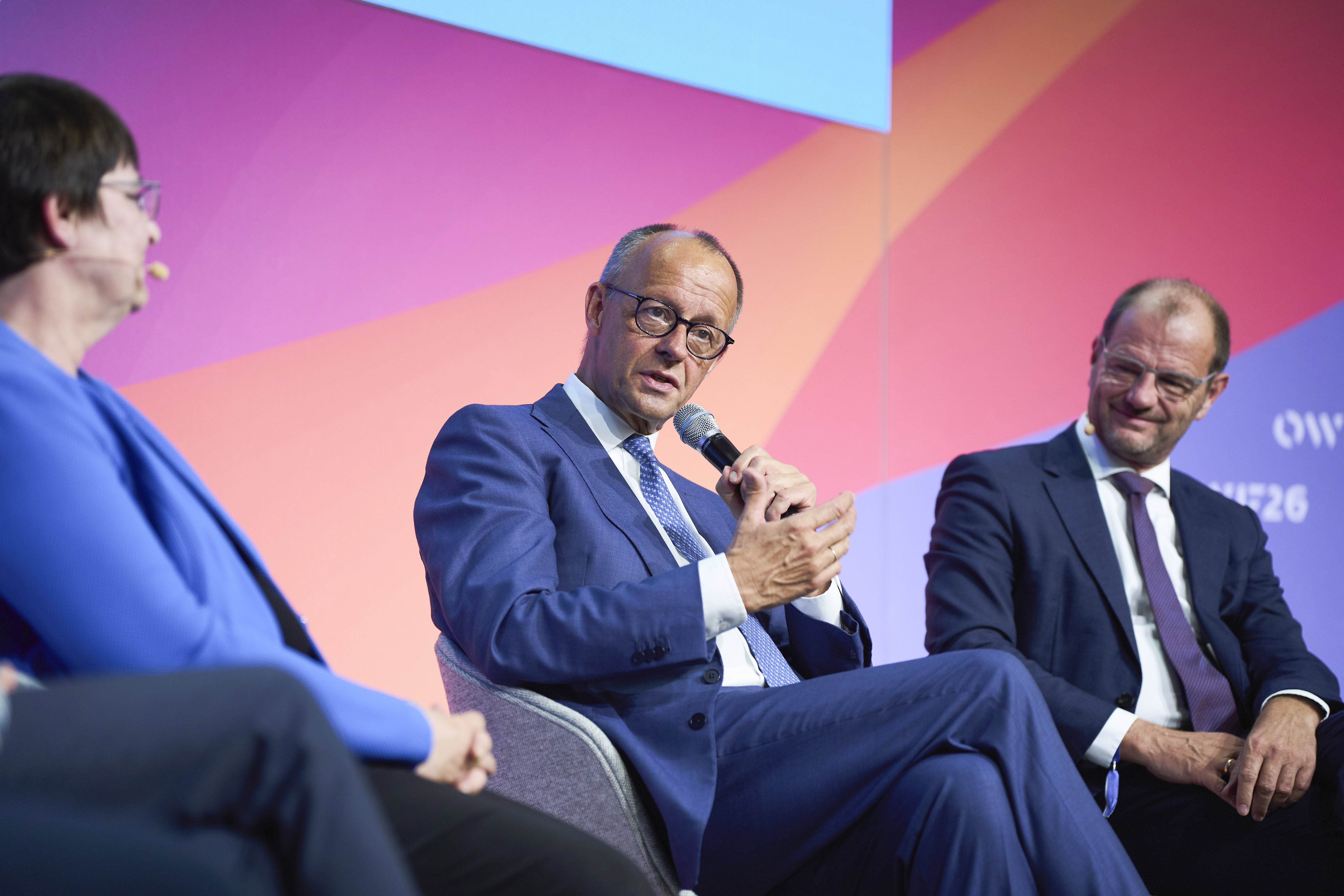 Bundeskanzler Friedrich Merz spricht auf der Bühne beim Ostdeutsches Wirtschaftsforum.